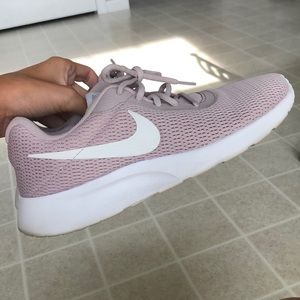 Nike tanjun pink sneakers